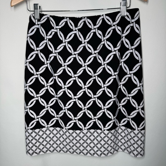 Susan Graver Pants - ❤️3/$30 Susan Graver Black White Geometric Chain Link Print Skort - Size M